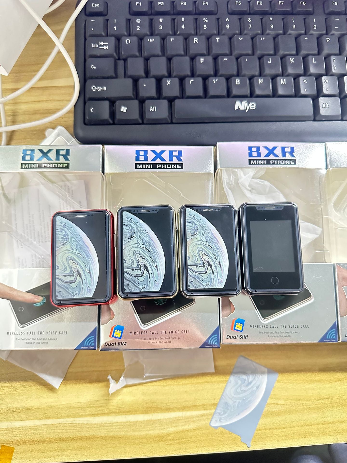 8XR هاتف محمول صغير للغاية بشاشة تعمل باللمس مقاس 1.77 بوصة