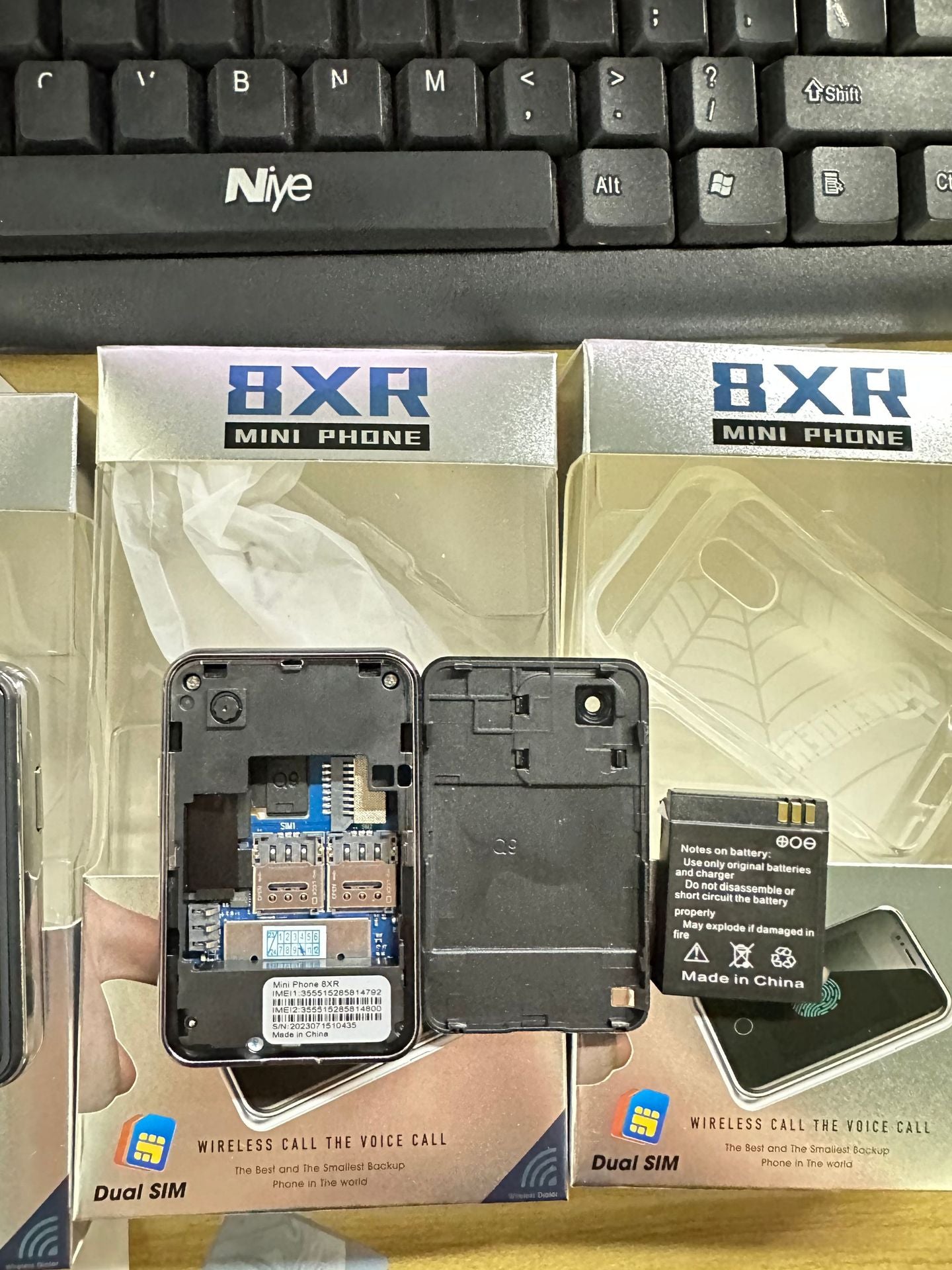 8XR هاتف محمول صغير للغاية بشاشة تعمل باللمس مقاس 1.77 بوصة