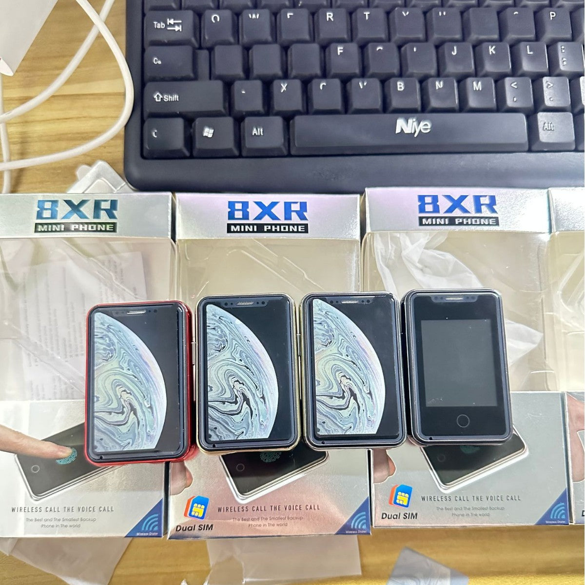 8XR هاتف محمول صغير للغاية بشاشة تعمل باللمس مقاس 1.77 بوصة
