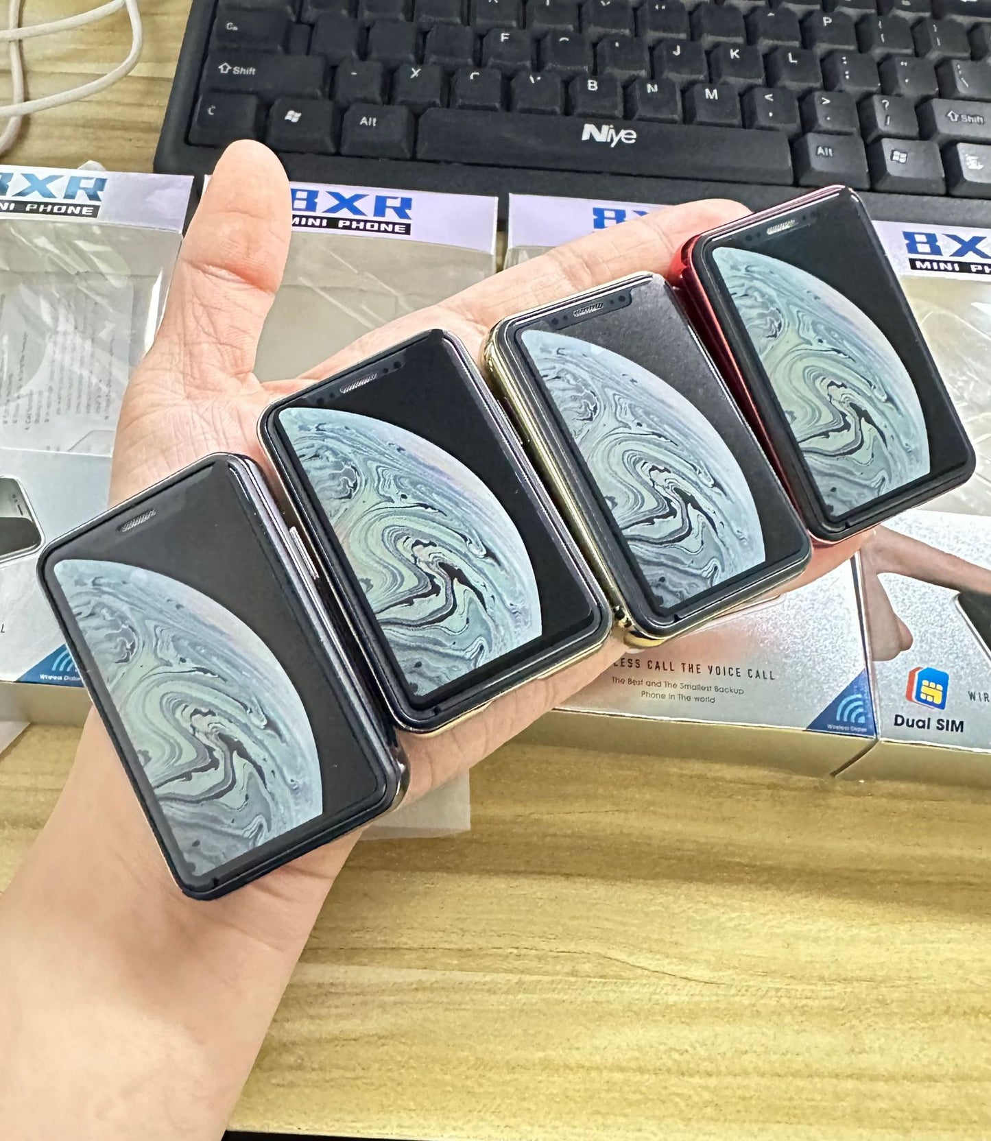 8XR هاتف محمول صغير للغاية بشاشة تعمل باللمس مقاس 1.77 بوصة