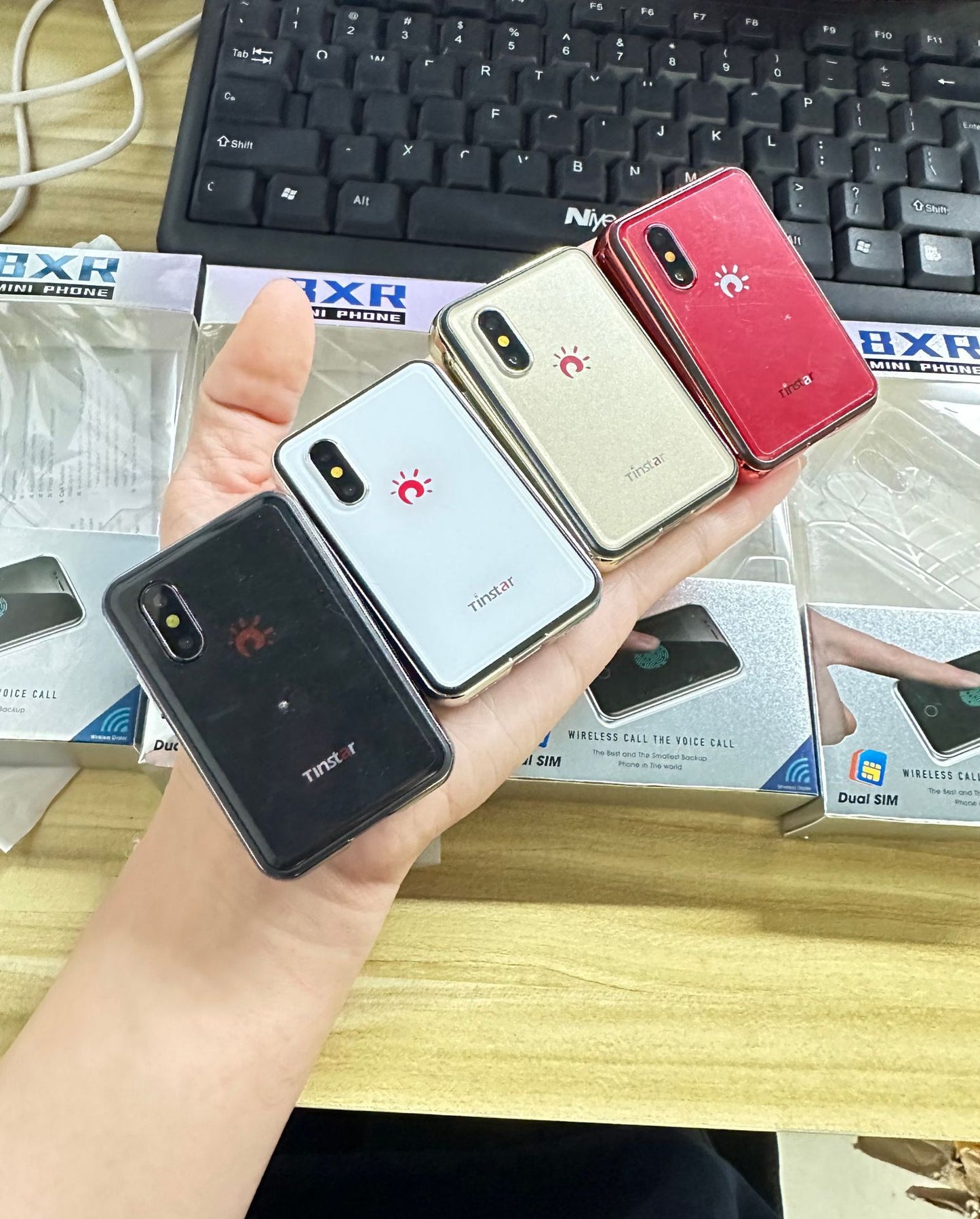 8XR هاتف محمول صغير للغاية بشاشة تعمل باللمس مقاس 1.77 بوصة